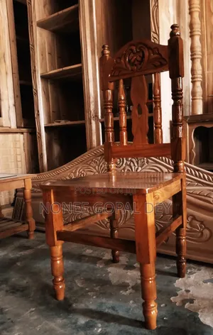শক্ত কাঠের চেয়ার