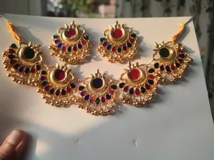 গোল্ডেন পোলকি চোকার সেট, উজ্জ্বল কুন্দন পাথর সূর্যের আলোয় ঝলমল করে