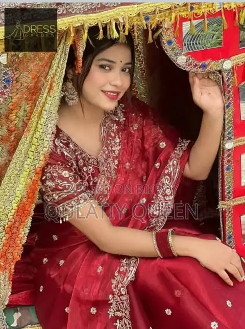 গ্ল্যামারাস জিমুচু সিল্ক: জমকালো সিকুয়েন্স এমব্রয়ডারি শাড়ি *R