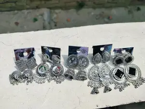২৭০টাকা ৫ জোড়া কানের দুল।