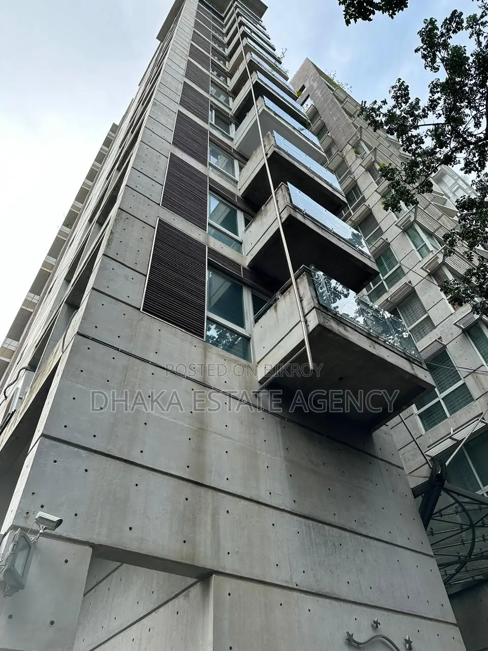 ইউনাইটেড হাসপাতালের সামনে ৪৩০০ স্কয়ার ফিটে ফ্ল্যাট বিক্রয়