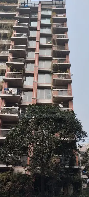 Lake-facing 4-bed flat for sale in Dhanmondi