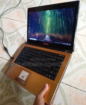 Asus Core i3 ল্যাপটপ, 4GB RAM, 500GB হার্ড ডিস্ক।