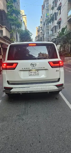 V8 Land Cruiser For Rent