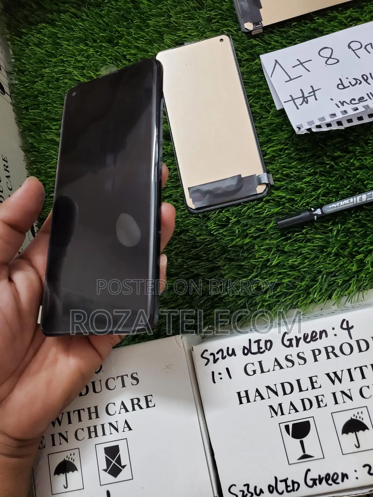 One plus 8 pro TFT display