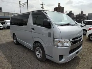 Toyota Hiace GL DUAL AC ORIGINAL 2020