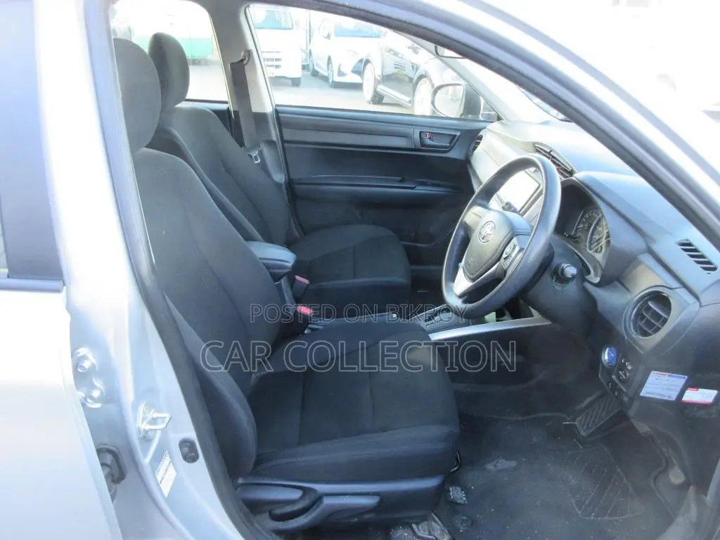 Toyota Fielder Ex Hybrid Silver 2022