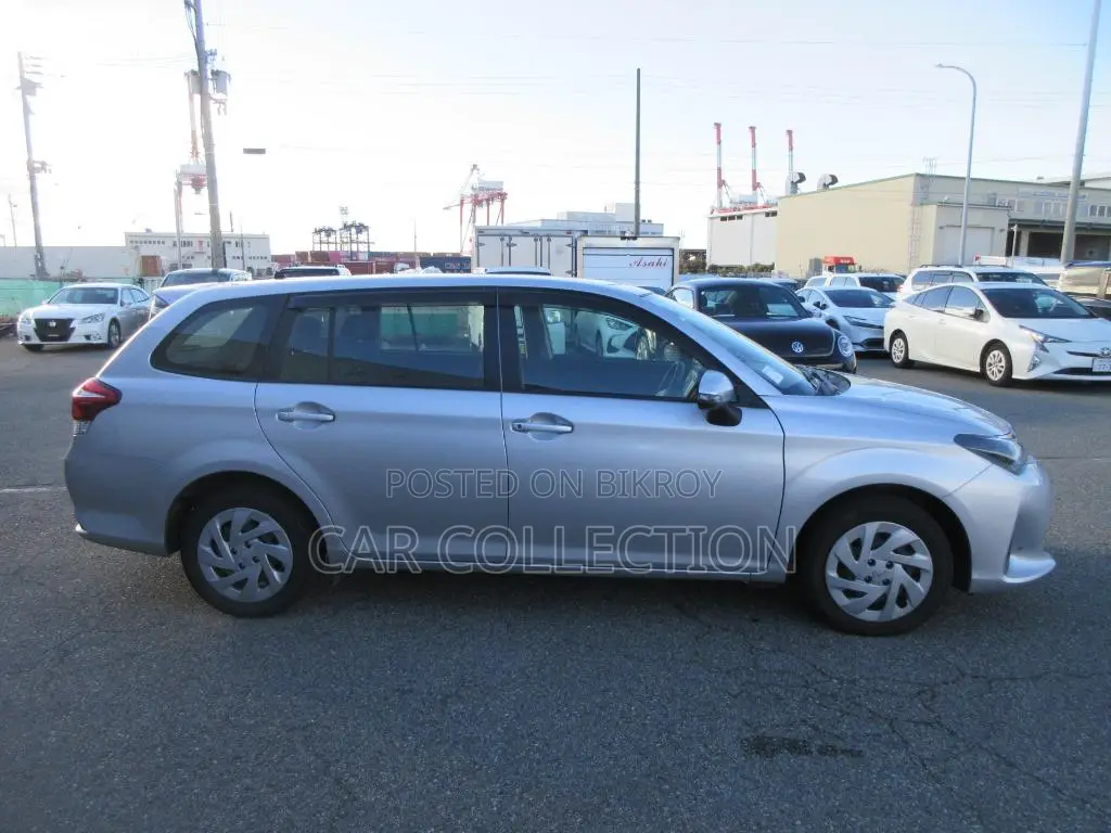 Toyota Fielder Ex Hybrid Silver 2022