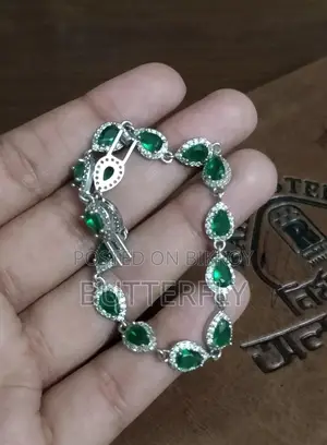 সুন্দর একটি ব্রেসলেট