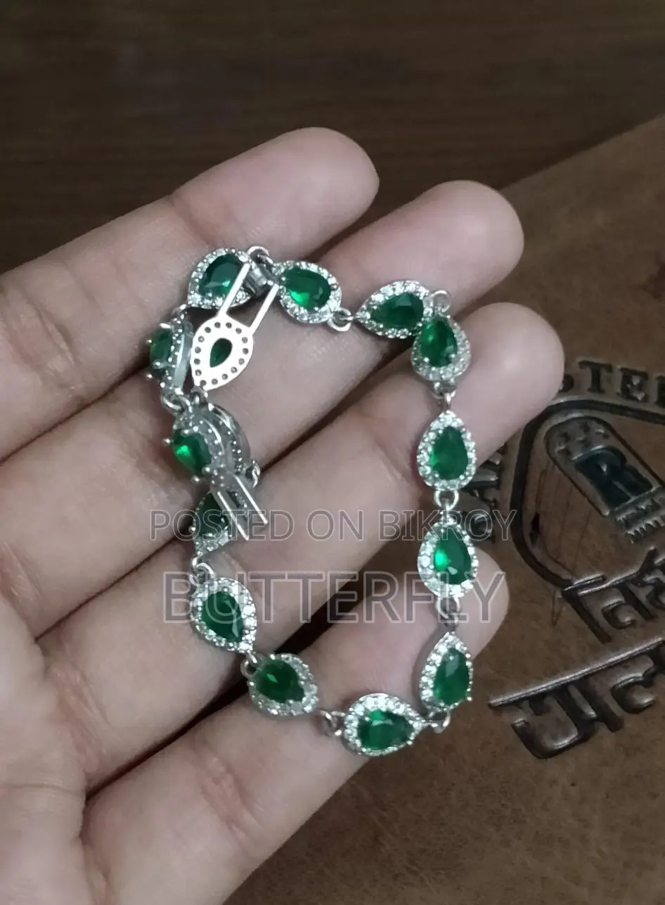 সুন্দর একটি ব্রেসলেট