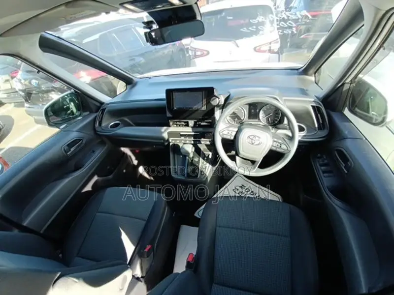 Toyota Noah X 2022