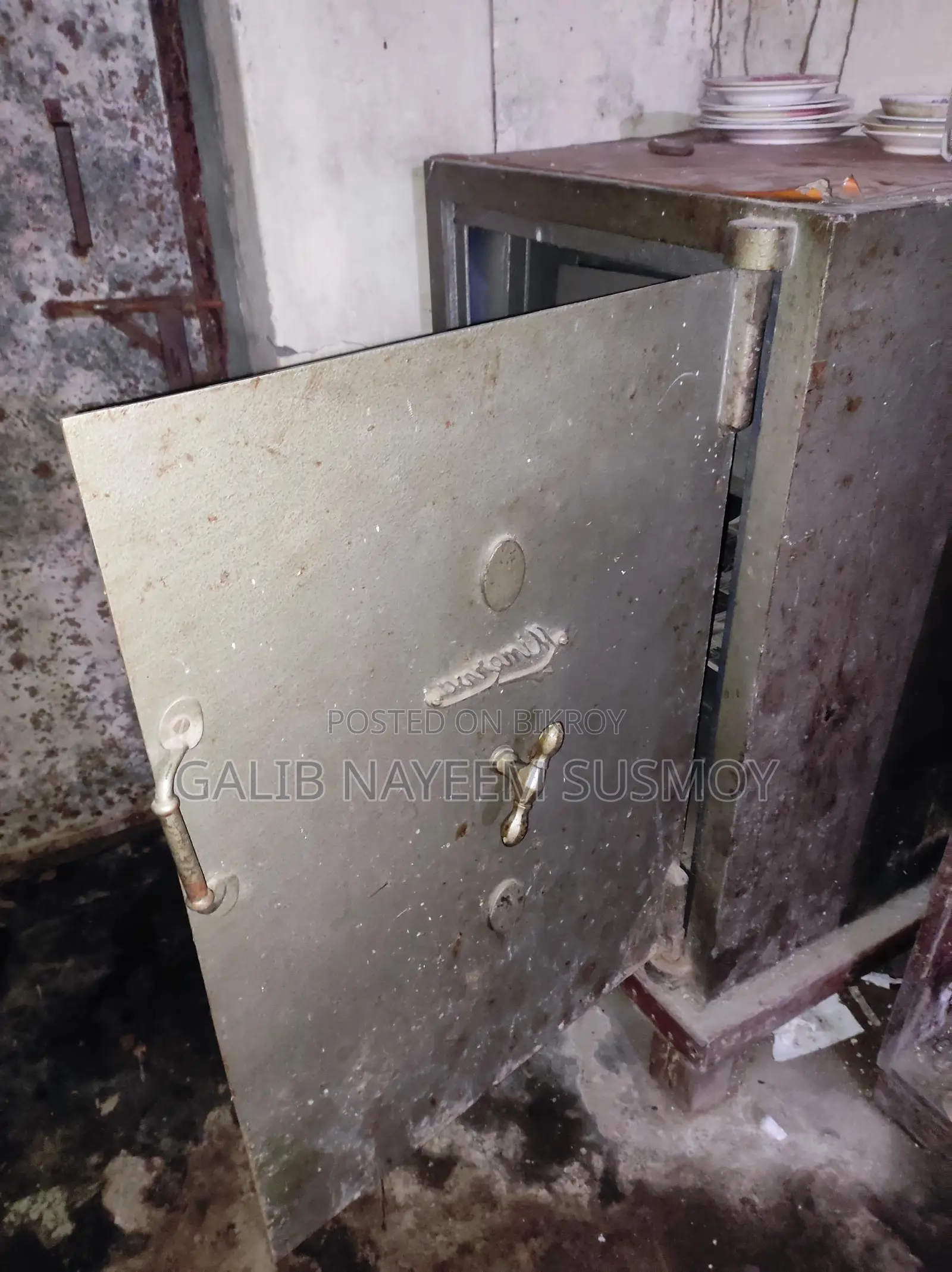 Large safe 291+- kg weight