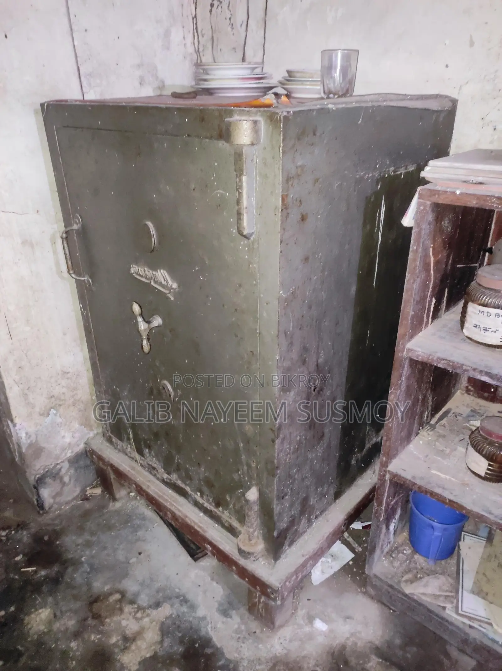 Large safe 291+- kg weight