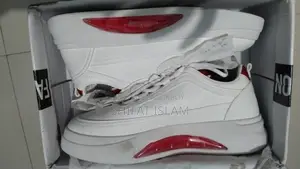 সাদা স্নিকার একদম নতুন