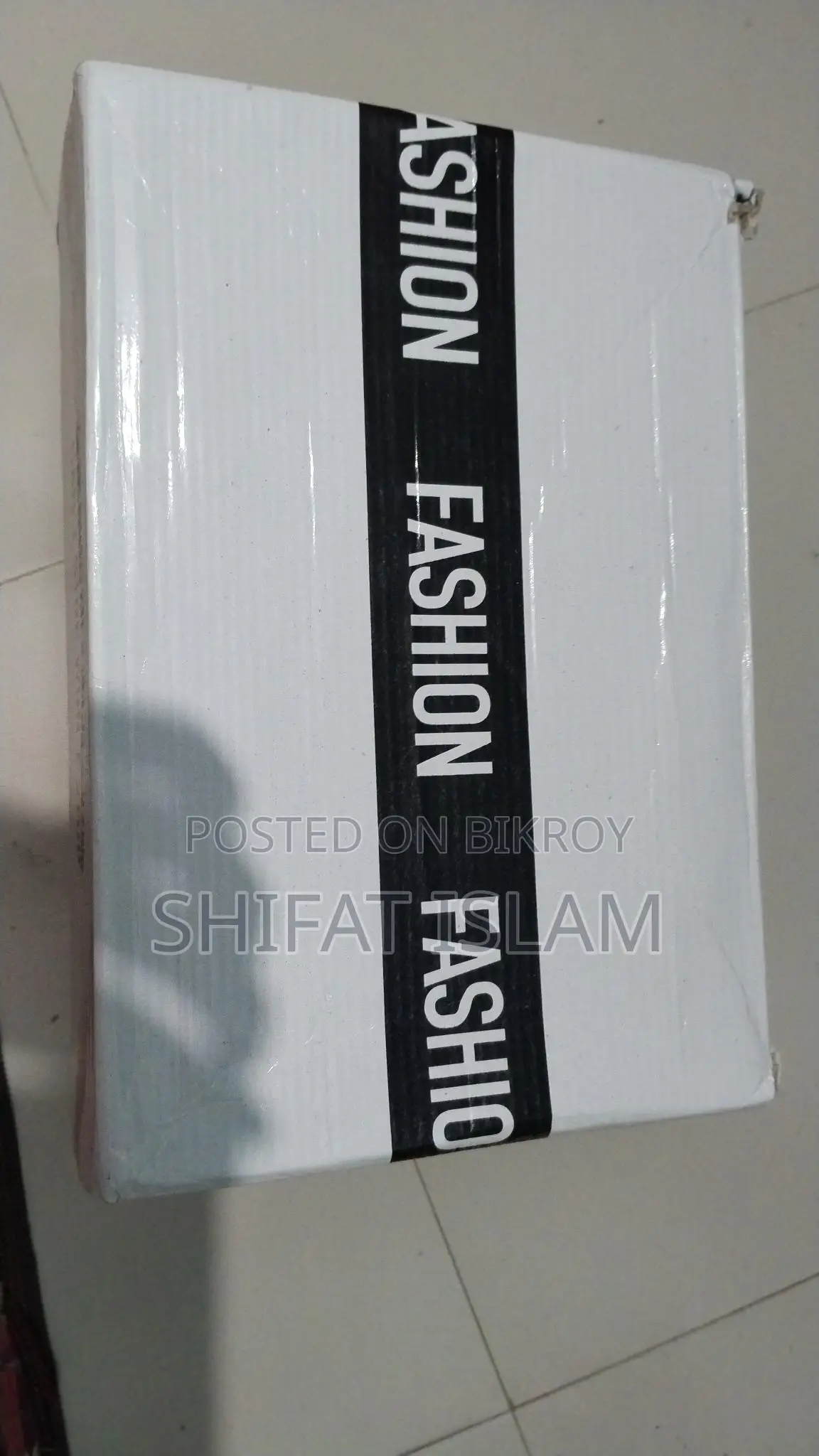 সাদা স্নিকার একদম নতুন