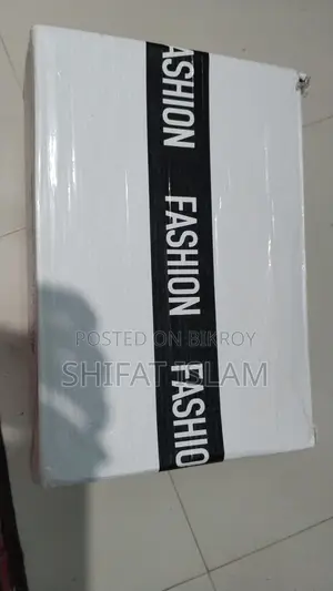 সাদা স্নিকার একদম নতুন