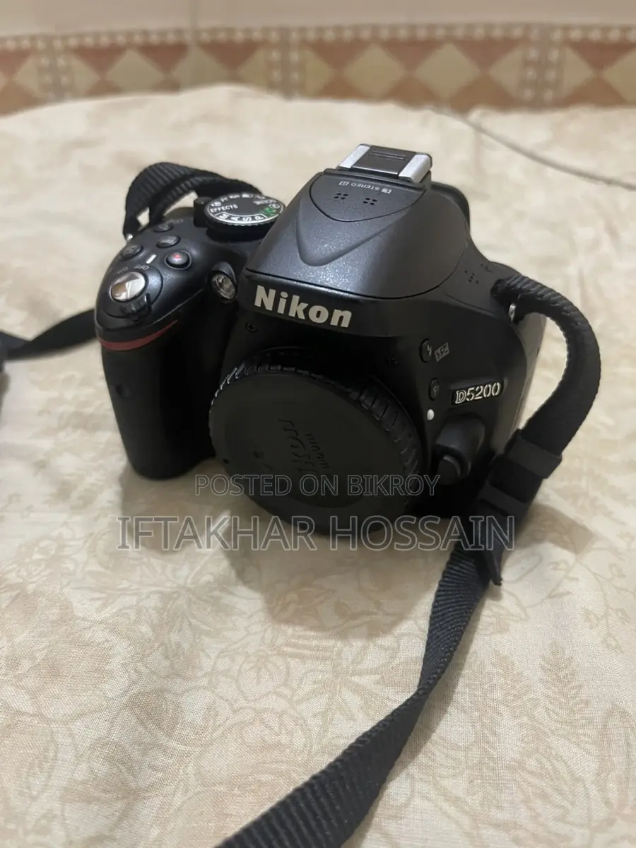 Nikon D5200 with 18-105 lens