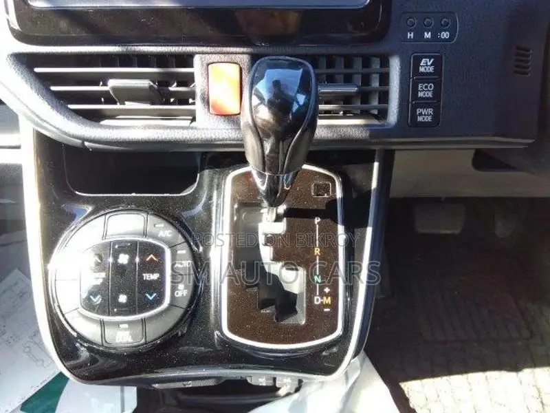 Toyota Esquire Petrol Gi Pearl 2021