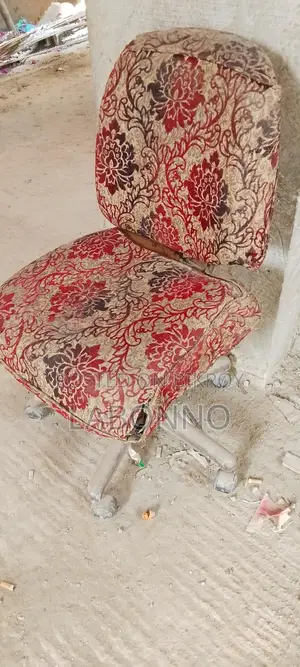 একটি রোলিং অফিস চেয়ার বিক্রি হবে