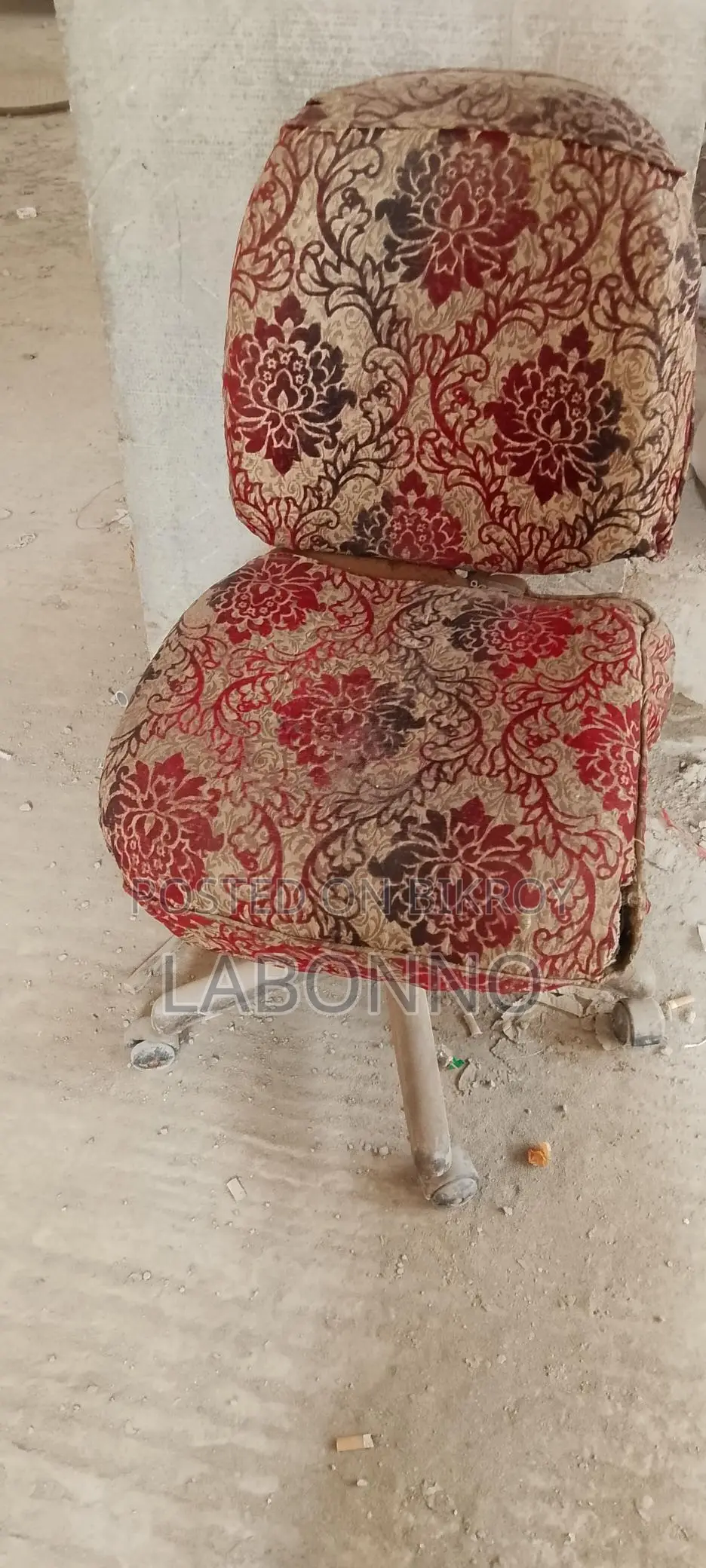 একটি রোলিং অফিস চেয়ার বিক্রি হবে