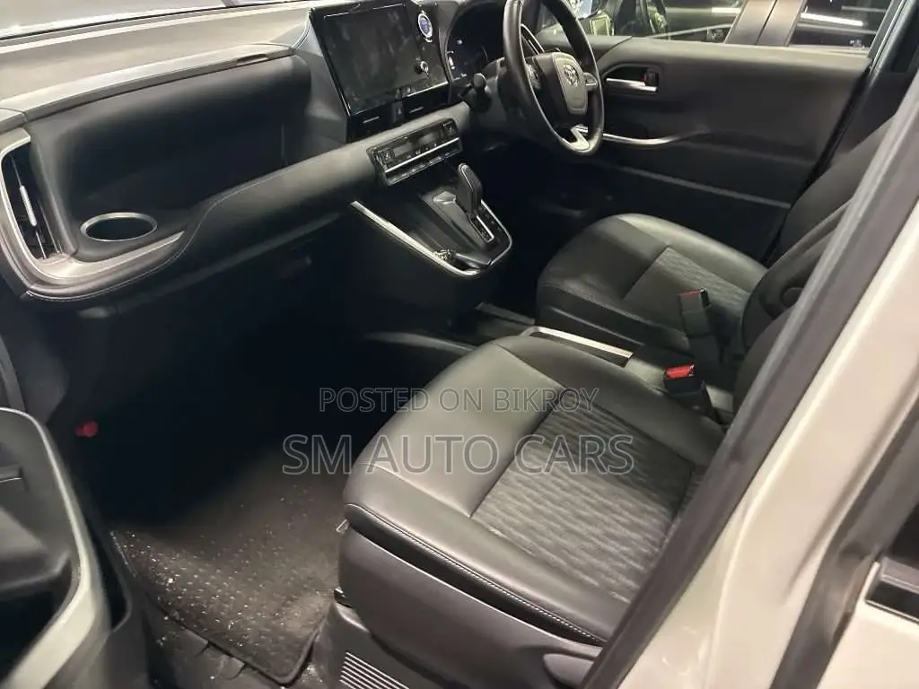 Toyota Noah Hybrid SZ Pearl New 2023
