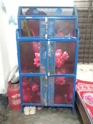 একটা স্টিল খাট ও মিটসেফ, আলমারির মতনই ব্যবহার করা যায় এটা আলমারির মতন।