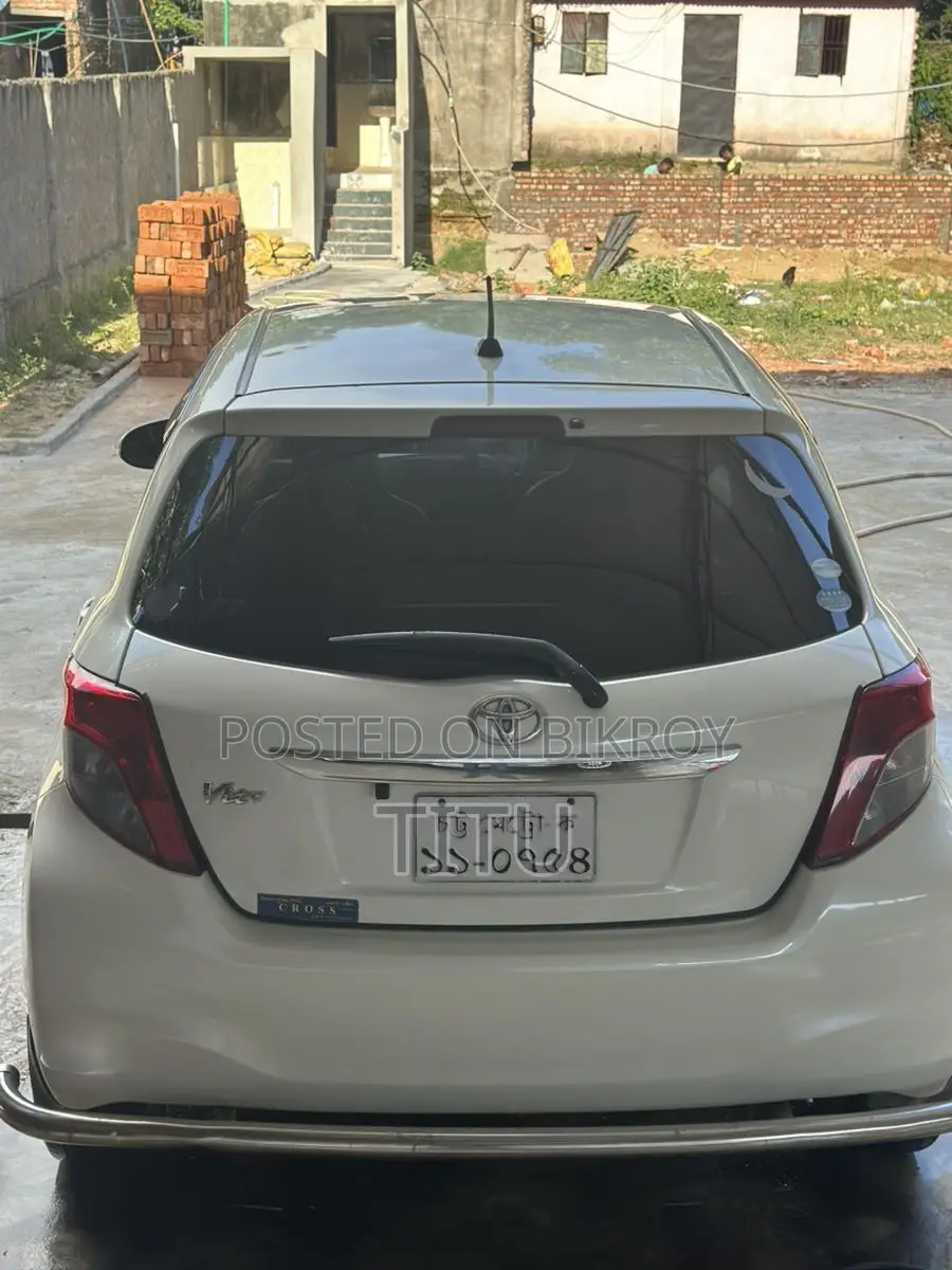 Toyota Vitz . 2011