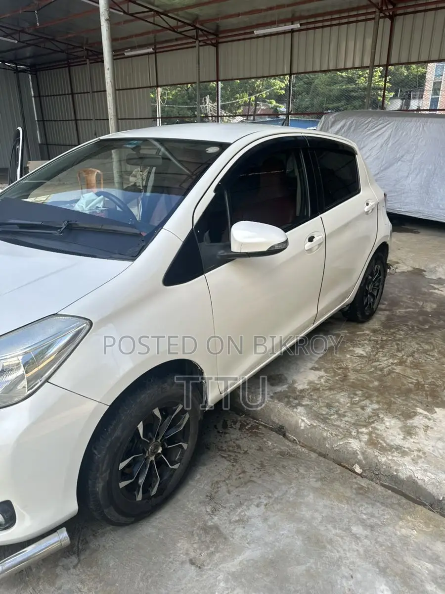 Toyota Vitz . 2011