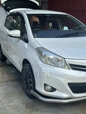 Toyota Vitz . 2011