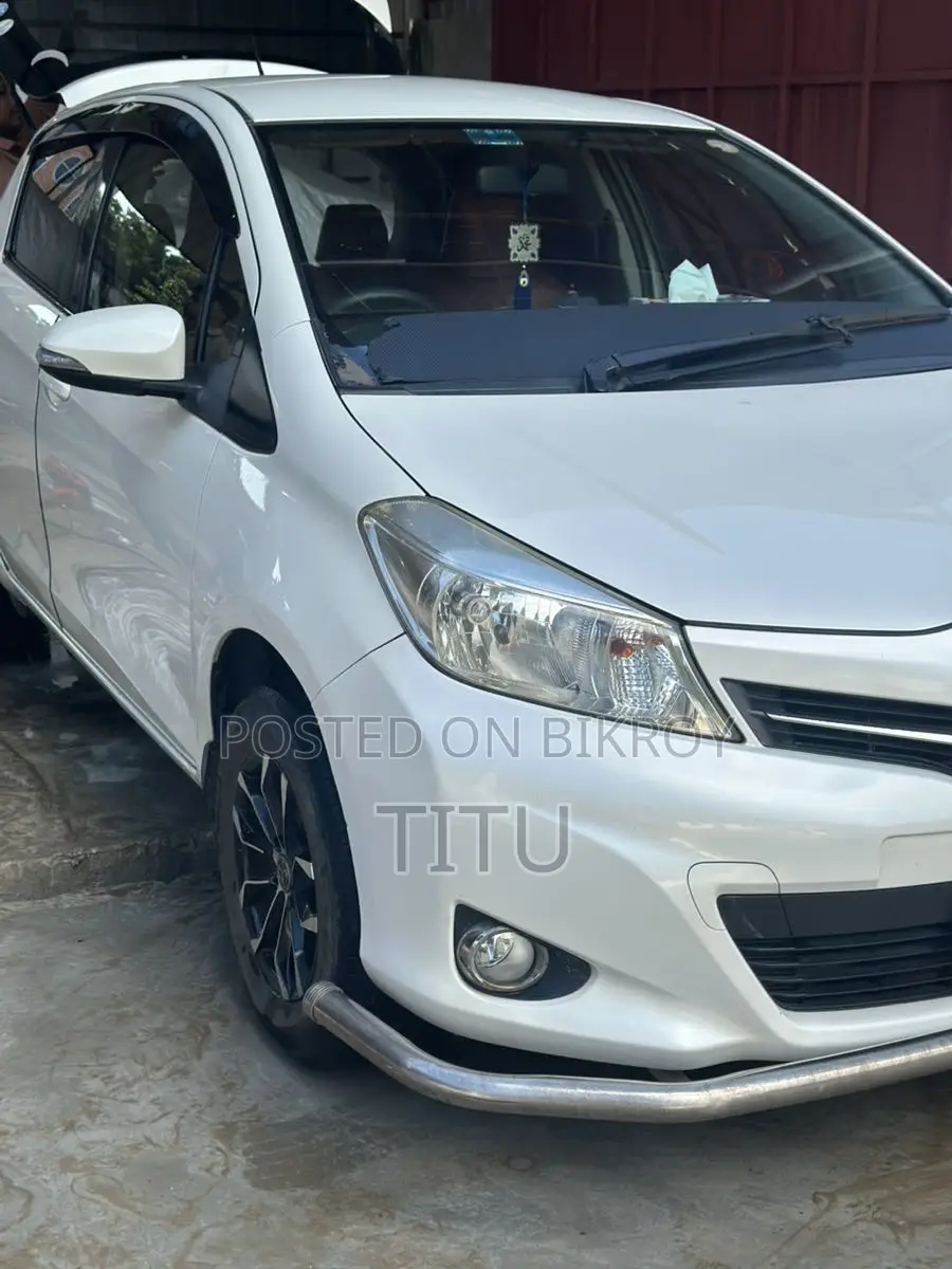 Toyota Vitz . 2011