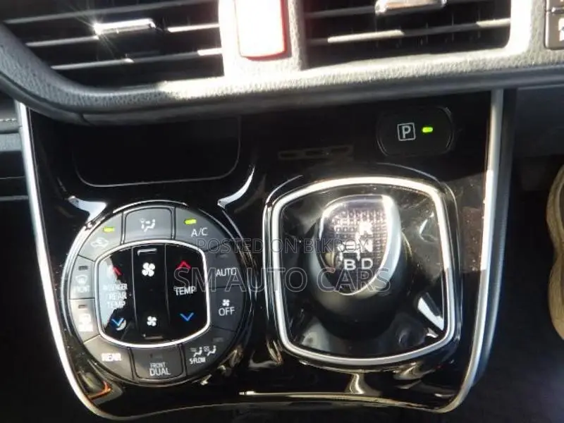 Toyota Esquire Hybrid Gi Blackish 2020