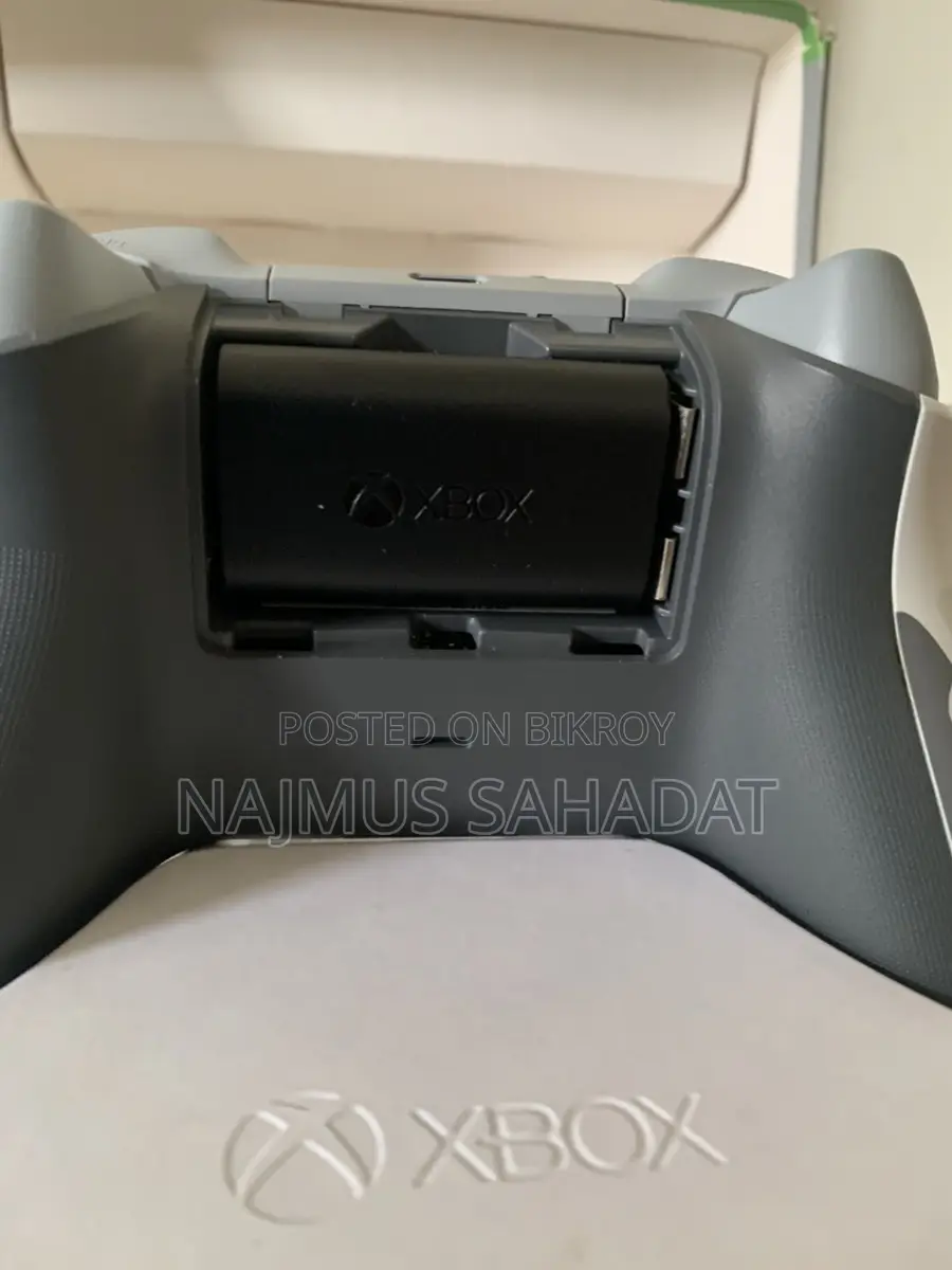 Xbox controller with battery