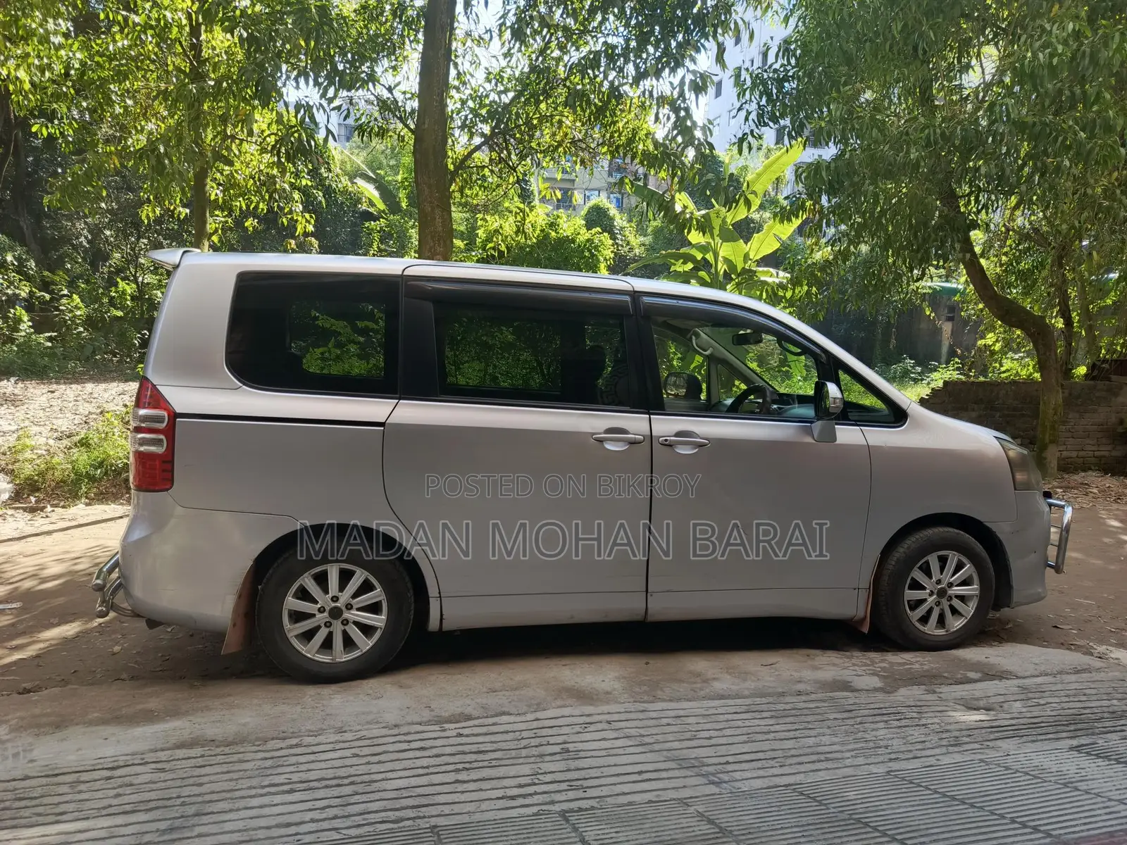 Toyota Noah 2012