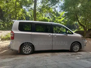Toyota Noah 2012
