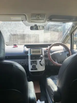 Toyota Noah 2012