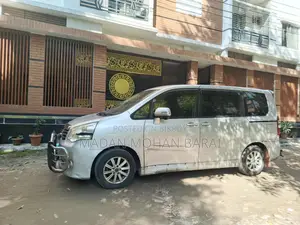 Toyota Noah 2012