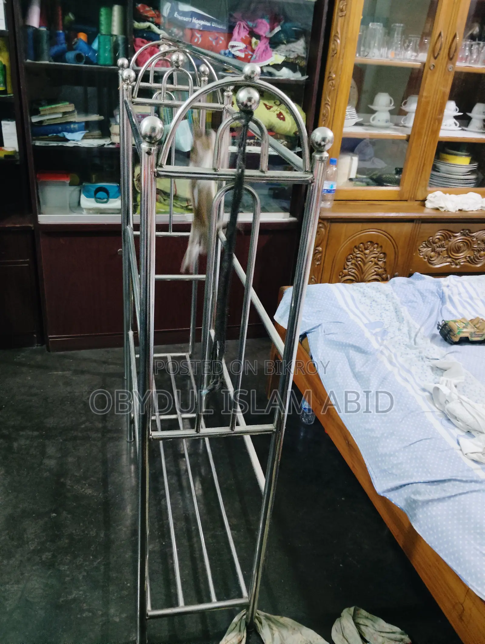 স্টেইনলেস স্টিলের কাপড় রাখার র‍্যাক বিক্রি হবে – প্রায় নতুন