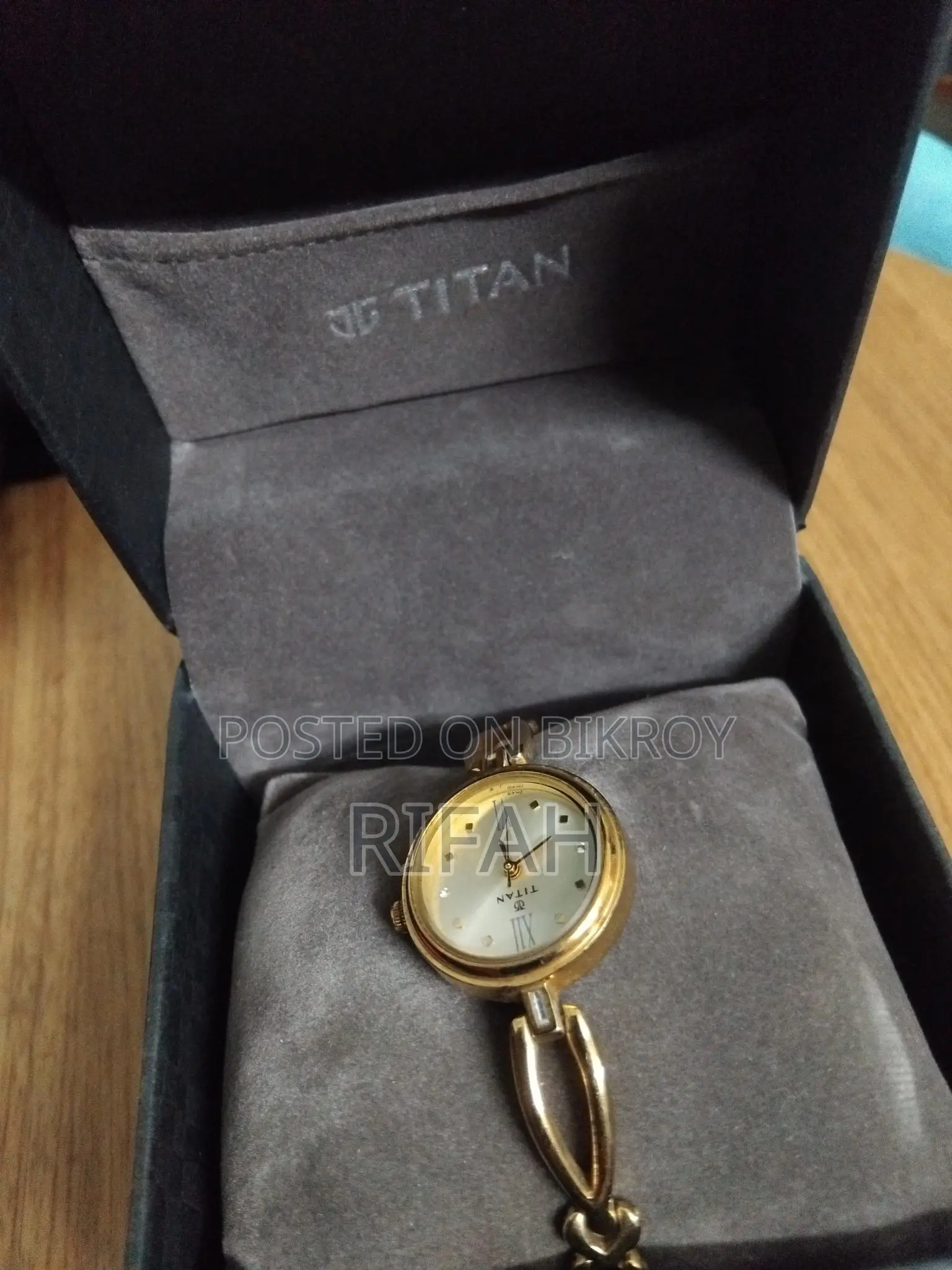 2601YM01 Titan Quartz Analog Champagne Dial Metal Strap Watch For Women