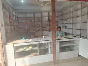 ফার্মেসি Rack, সম্পূর্ণ নতুন চার মাস ব্যবহৃত