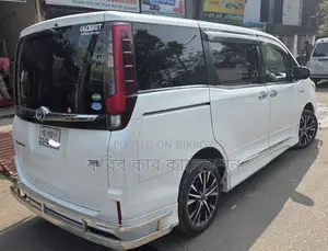 Toyota Esquire hybrid 2017