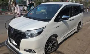 Toyota Esquire hybrid 2017