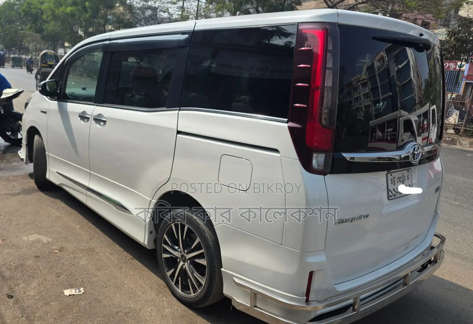 Toyota Esquire hybrid 2017