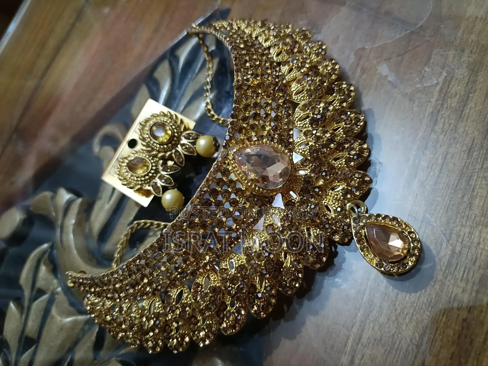 বিক্রির জন্য সুন্দর গয়না। পার্টির জন্য পারফেক্ট লুক।
