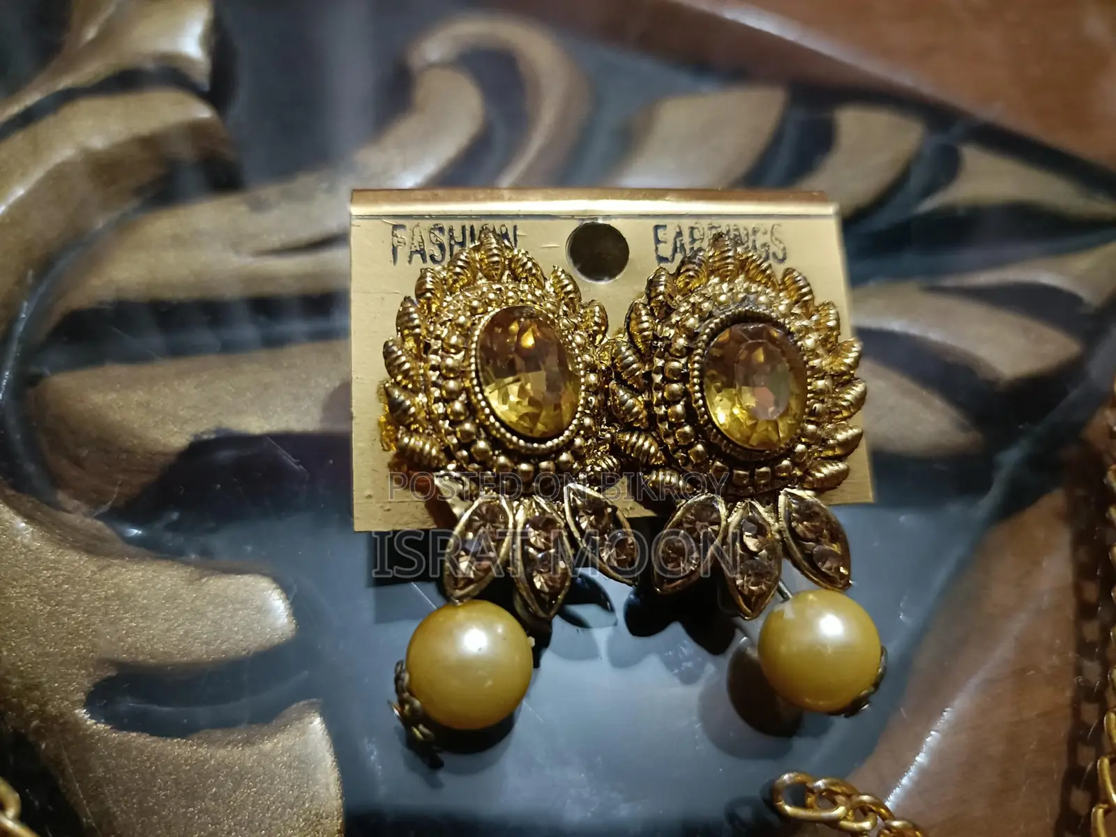 বিক্রির জন্য সুন্দর গয়না। পার্টির জন্য পারফেক্ট লুক।