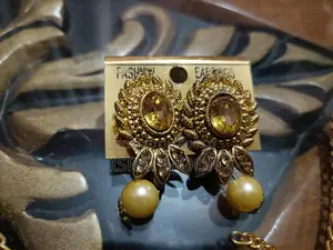 বিক্রির জন্য সুন্দর গয়না। পার্টির জন্য পারফেক্ট লুক।