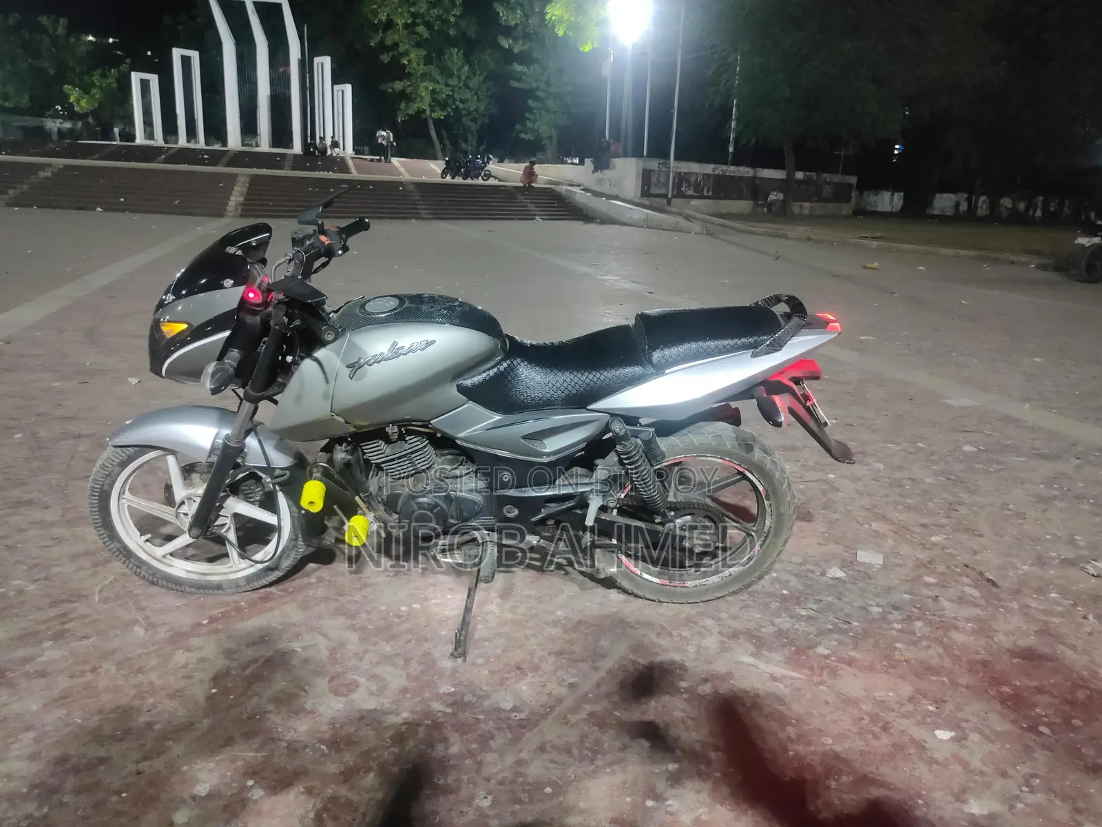 Bajaj Pulsar 150 . 2011