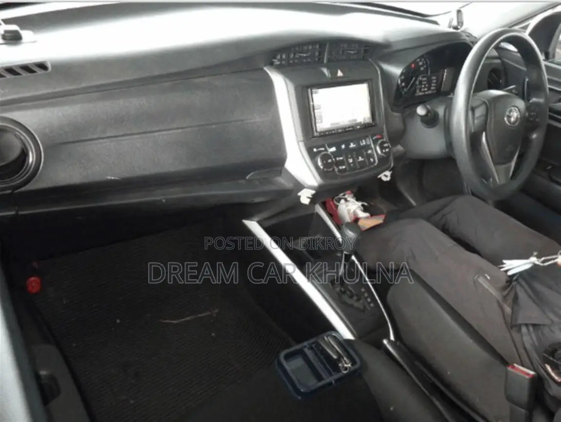 Toyota Fielder Ex Hybrid Silver 2020