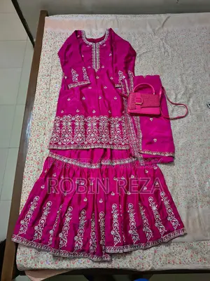 গারারা ড্রেস এবং প্রায়োর ব্যাগ