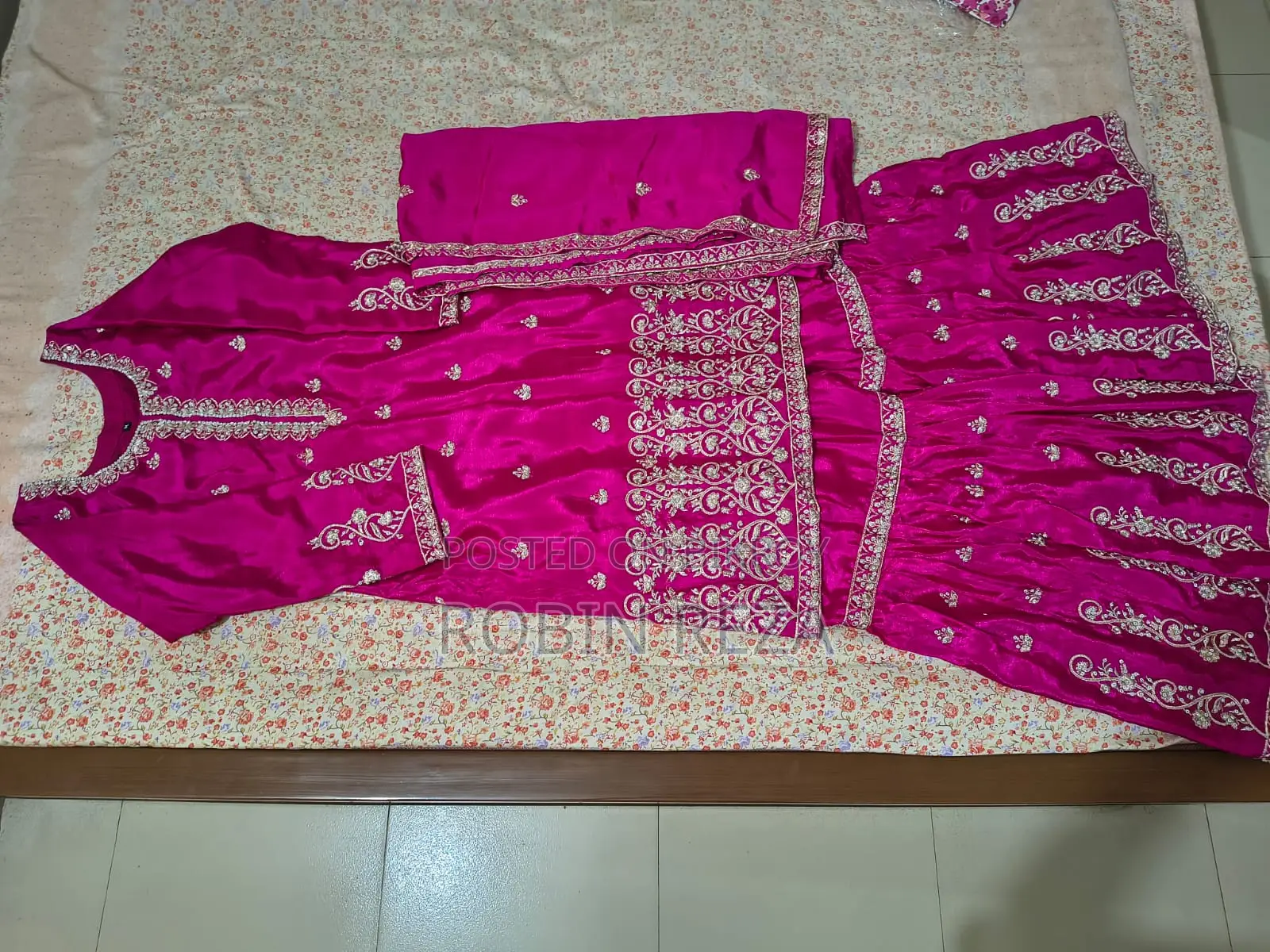 গারারা ড্রেস এবং প্রায়োর ব্যাগ