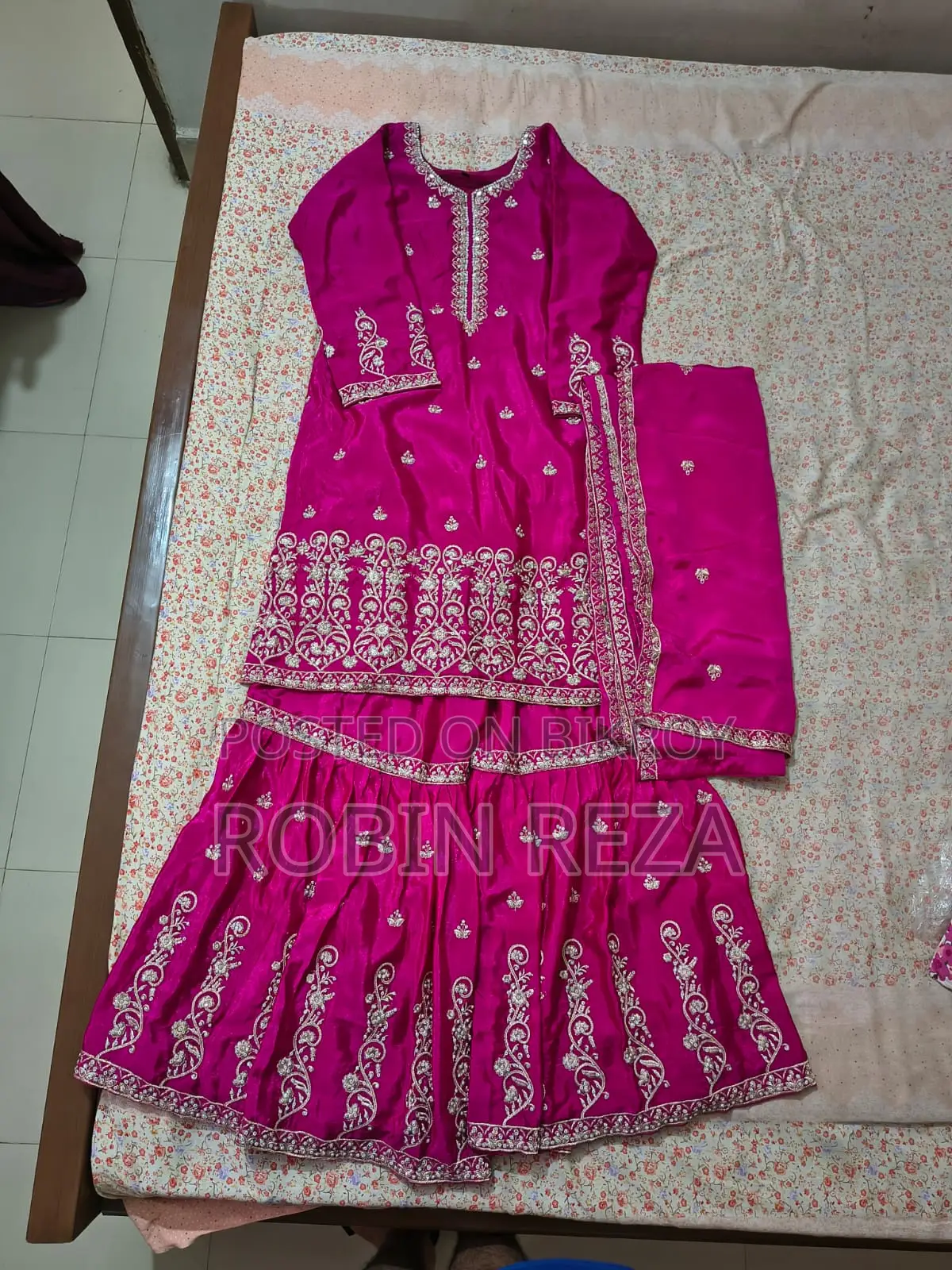 গারারা ড্রেস এবং প্রায়োর ব্যাগ